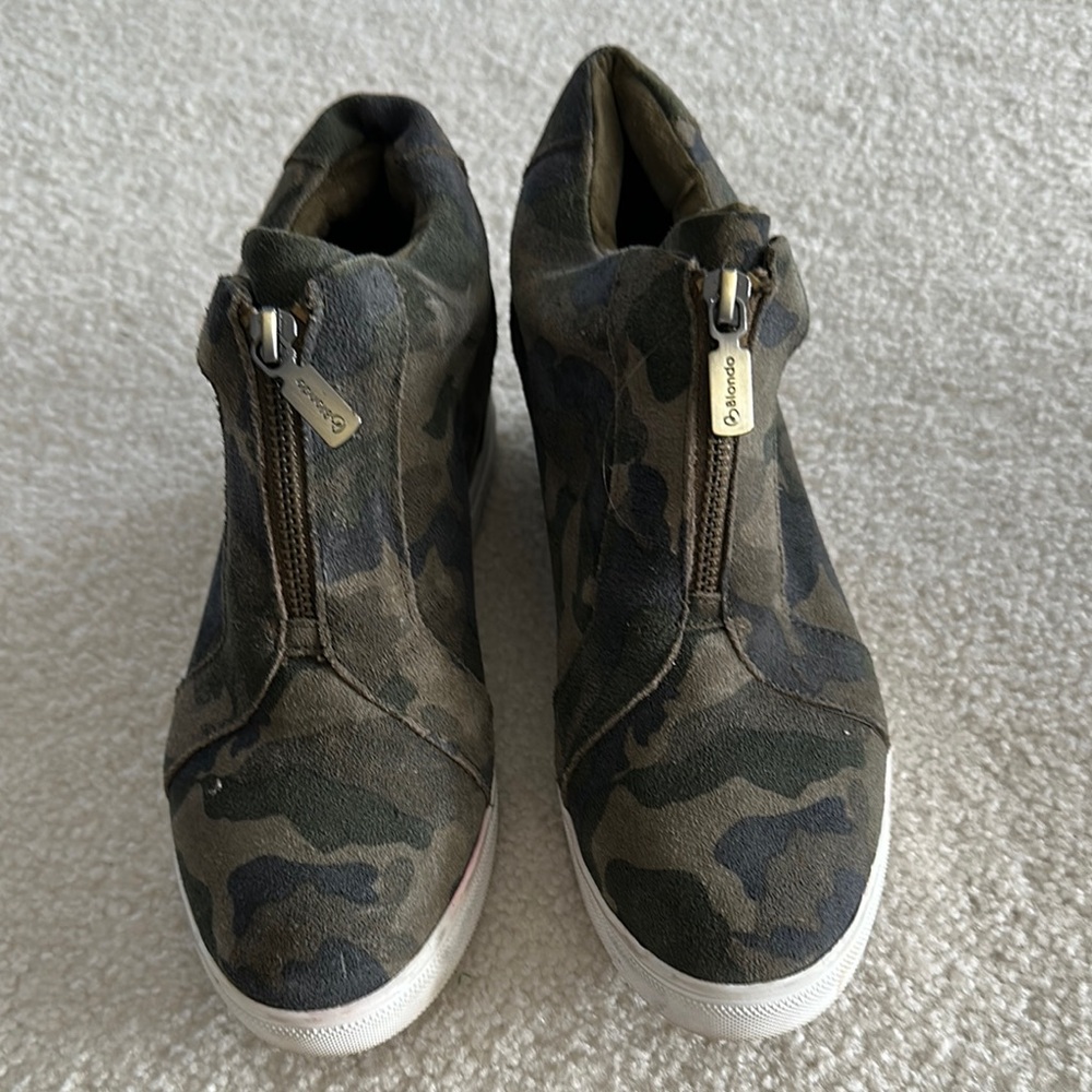 BLANDO WEDGE CAMO SNEAKERS